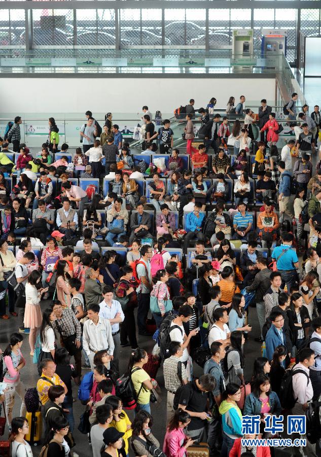 10月6日，旅客在蘇州火車站候車大廳等候乘車。