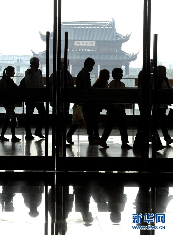 10月6日，旅客排隊(duì)進(jìn)入蘇州火車站二樓候車大廳。