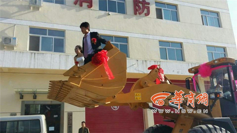 陜西小伙開8臺裝載機接新娘。 陜西小伙開8臺裝載機接新娘。