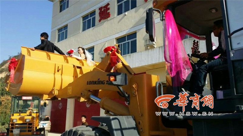 陜西小伙開8臺裝載機接新娘。 陜西小伙開8臺裝載機接新娘。