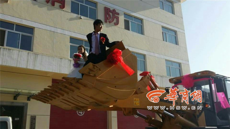 陜西小伙開8臺裝載機接新娘。 陜西小伙開8臺裝載機接新娘。