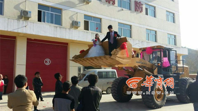 陜西小伙開8臺裝載機接新娘。 陜西小伙開8臺裝載機接新娘。