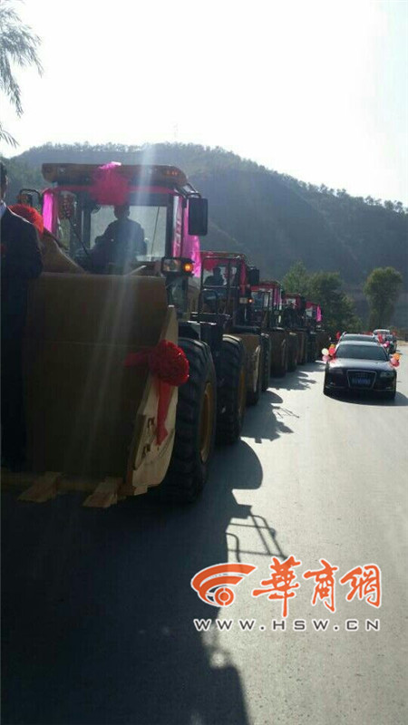 陜西小伙開8臺裝載機接新娘。 陜西小伙開8臺裝載機接新娘。