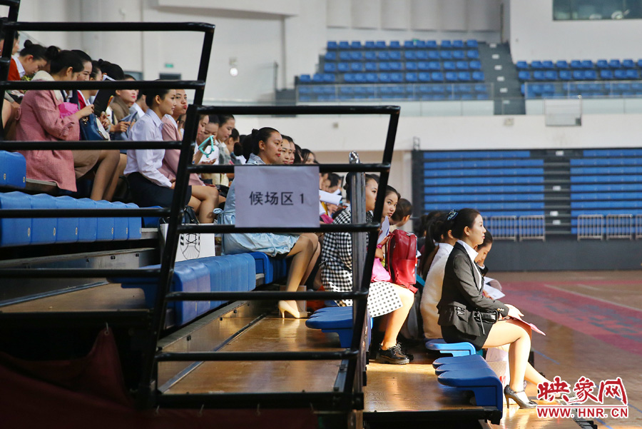 南航在鄭招百名空姐空少 全國千余帥哥美女應試
