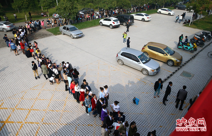 南航在鄭招百名空姐空少 全國千余帥哥美女應試