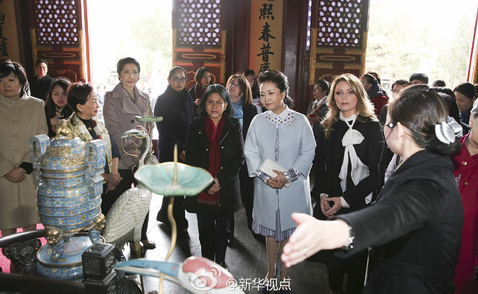 彭麗媛11日邀請來華出席2014年APEC領導人非正式會議的部分經濟體領導人或代表的夫人參觀世界文化 彭麗媛11日邀請來華出席2014年APEC領導人非正式會議的部分經濟體領導人或代表的夫人參觀世界文化