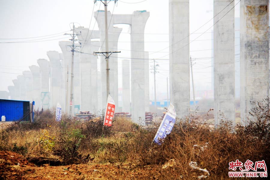 整個京廣快速路南段工程共分為六個工區,柴鍋轉盤處是京廣快速路南段三工區的施工區域。 整個京廣快速路南段工程共分為六個工區,柴鍋轉盤處是京廣快速路南段三工區的施工區域。