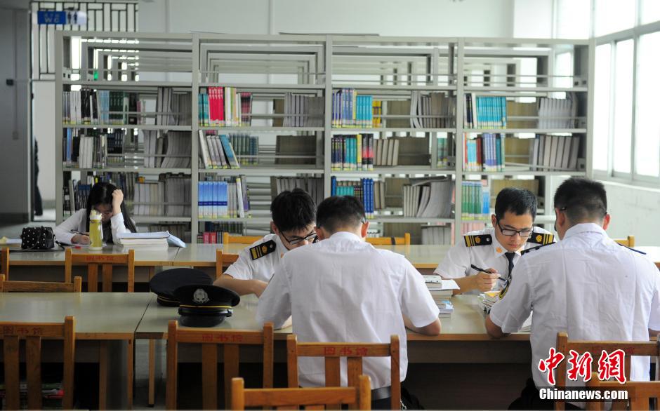 5月8日，武漢輕工大學保安黃凱在圖書館巡查。中新社發(fā) 張暢 攝