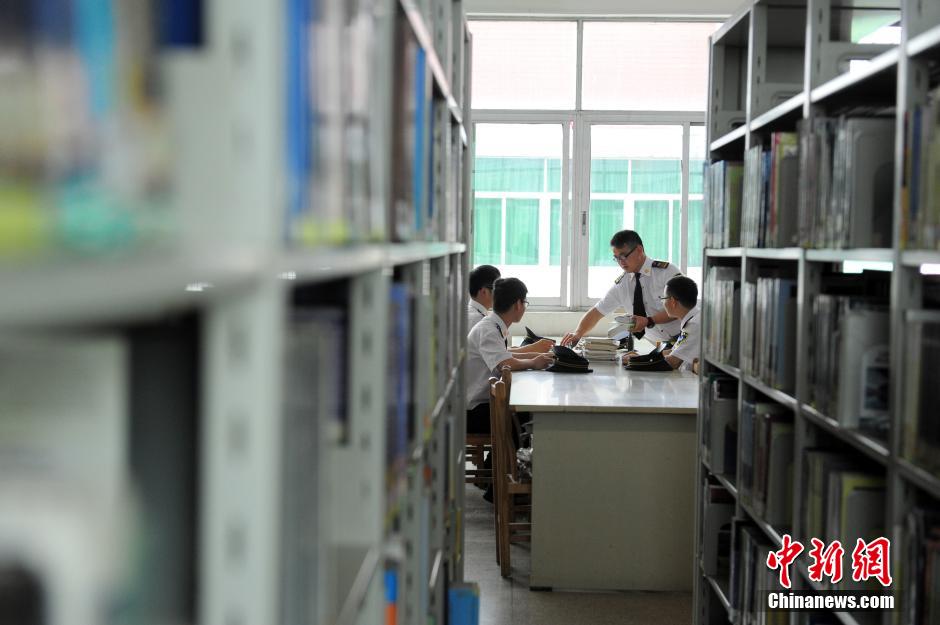 5月8日，武漢輕工大學保安吳濤、江力、黃凱、萬文杰在圖書館學習中。中新社發(fā) 張暢 攝