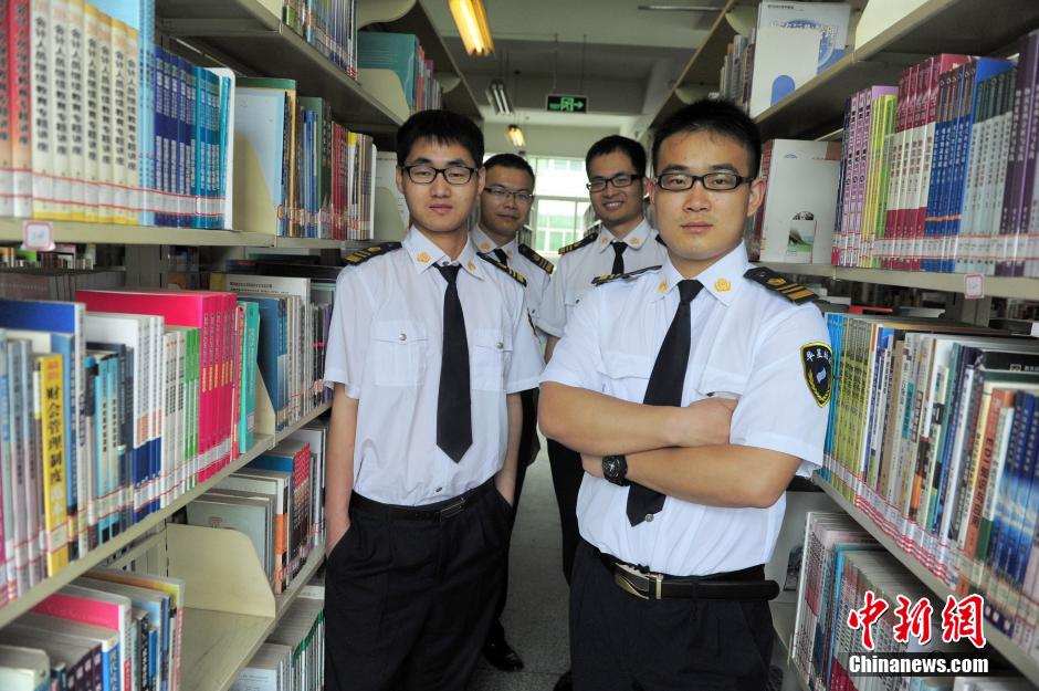 　5月8日，武漢輕工大學圖書館保安吳濤、江力、黃凱、萬文杰。中新社發(fā) 張暢 攝