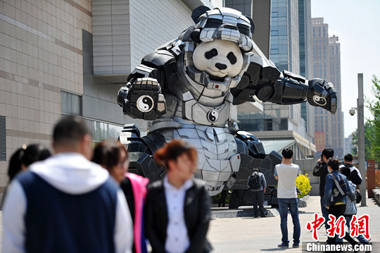 5月9日，遼寧沈陽，一商城門前廣場上驚現(xiàn)7米多高的熊貓鋼鐵俠，吸引不少人駐足拍照。
