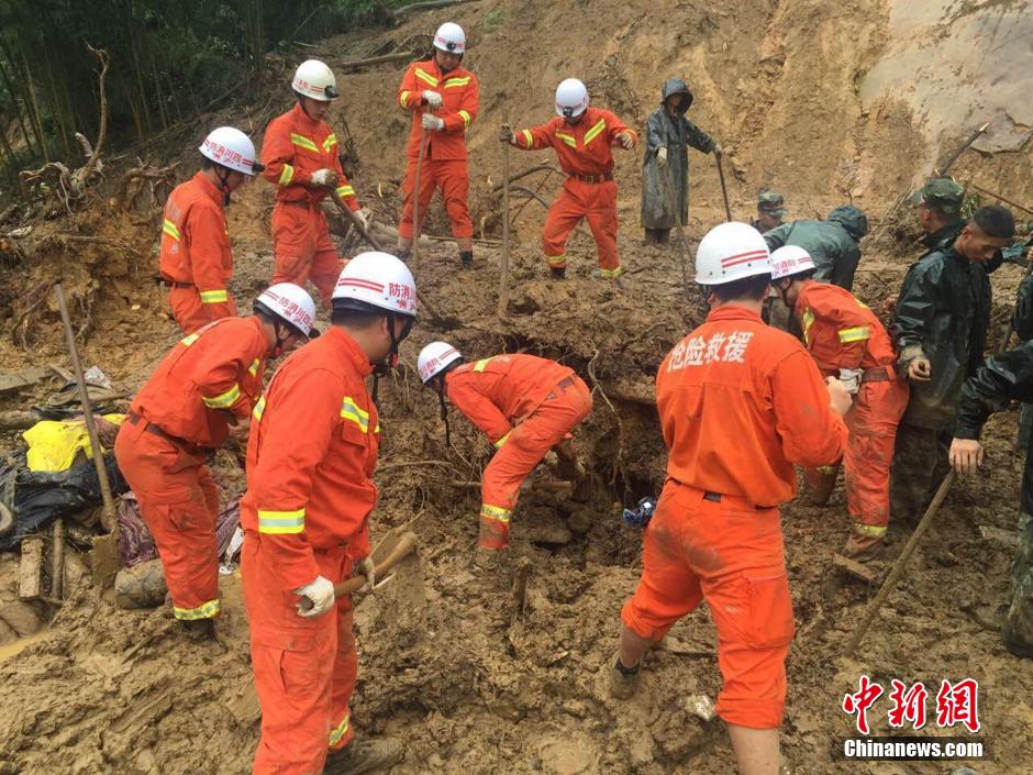 8月19日，救援人員正在全力搜尋被埋遇難者