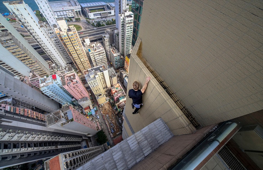 恐高癥慎入！俄羅斯小伙高空跑酷炫特技驚險萬分