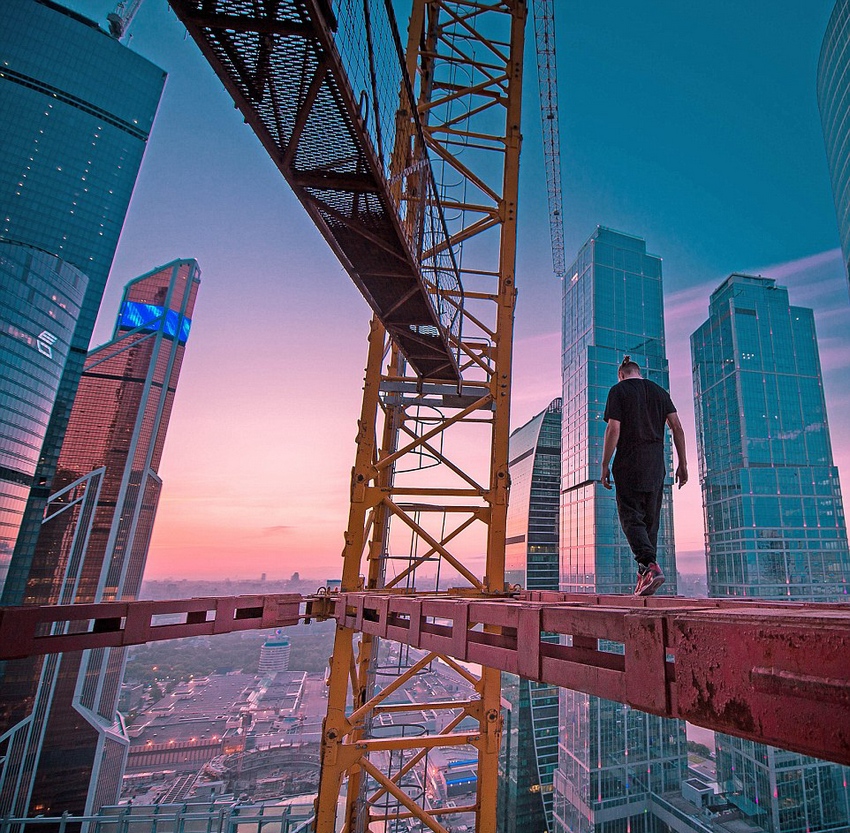 恐高癥慎入！俄羅斯小伙高空跑酷炫特技驚險萬分