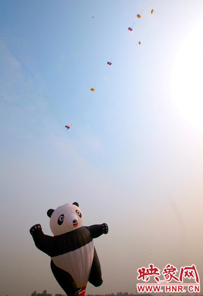 2015鄭州航展現場“仙女下凡” 觀眾直呼太贊了 2015鄭州航展現場“仙女下凡” 觀眾直呼太贊了