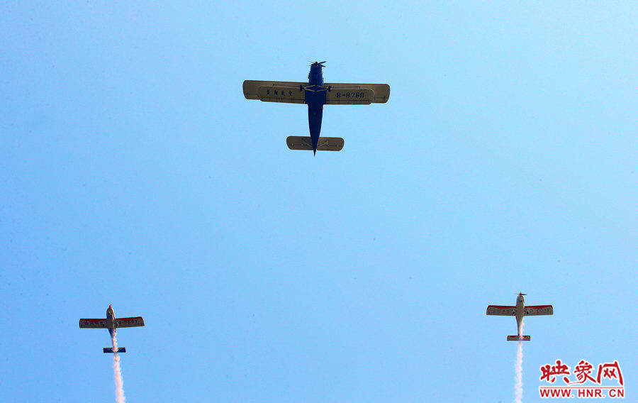 2015鄭州航展現場“仙女下凡” 觀眾直呼太贊了 2015鄭州航展現場“仙女下凡” 觀眾直呼太贊了