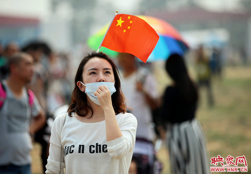 2015鄭州航展現場“仙女下凡” 觀眾直呼太贊了 2015鄭州航展現場“仙女下凡” 觀眾直呼太贊了