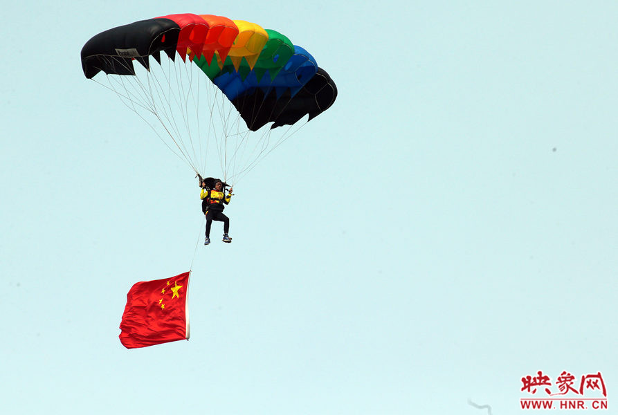 2015鄭州航展現場“仙女下凡” 觀眾直呼太贊了 2015鄭州航展現場“仙女下凡” 觀眾直呼太贊了