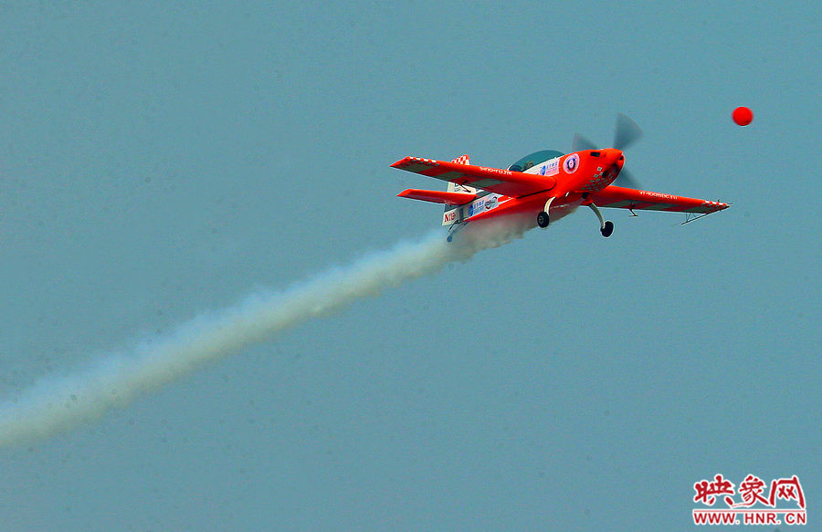 2015鄭州航展現場“仙女下凡” 觀眾直呼太贊了 2015鄭州航展現場“仙女下凡” 觀眾直呼太贊了