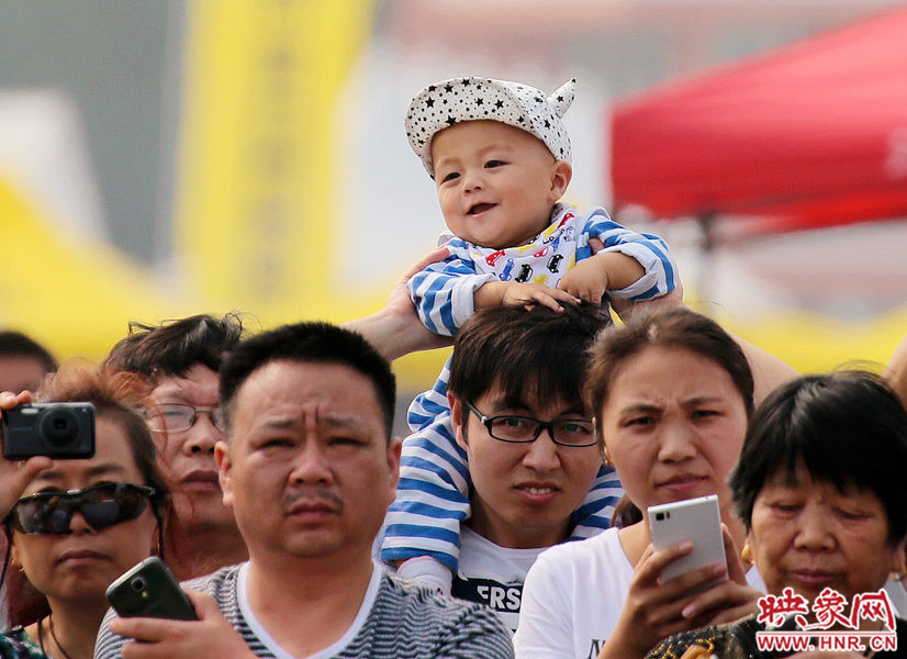 2015鄭州航展現場“仙女下凡” 觀眾直呼太贊了 2015鄭州航展現場“仙女下凡” 觀眾直呼太贊了
