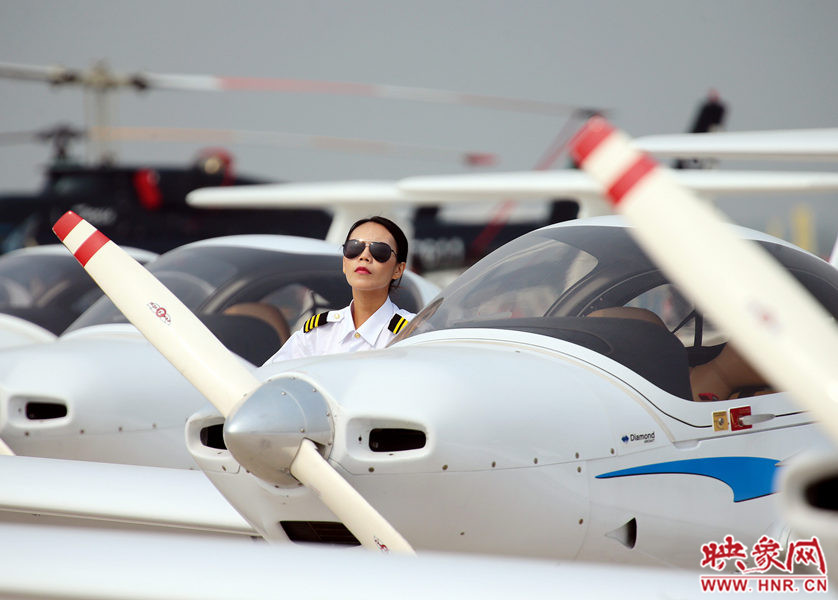 2015鄭州航展現場“仙女下凡” 觀眾直呼太贊了 2015鄭州航展現場“仙女下凡” 觀眾直呼太贊了