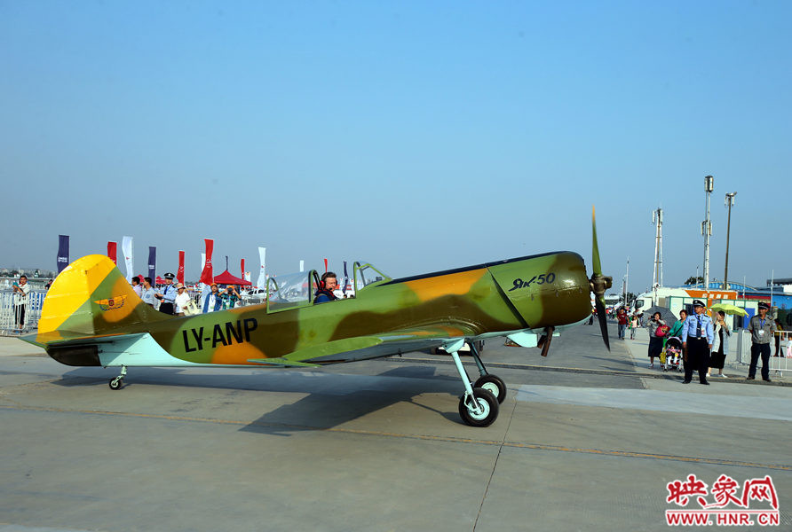 2015鄭州航展現場“仙女下凡” 觀眾直呼太贊了 2015鄭州航展現場“仙女下凡” 觀眾直呼太贊了