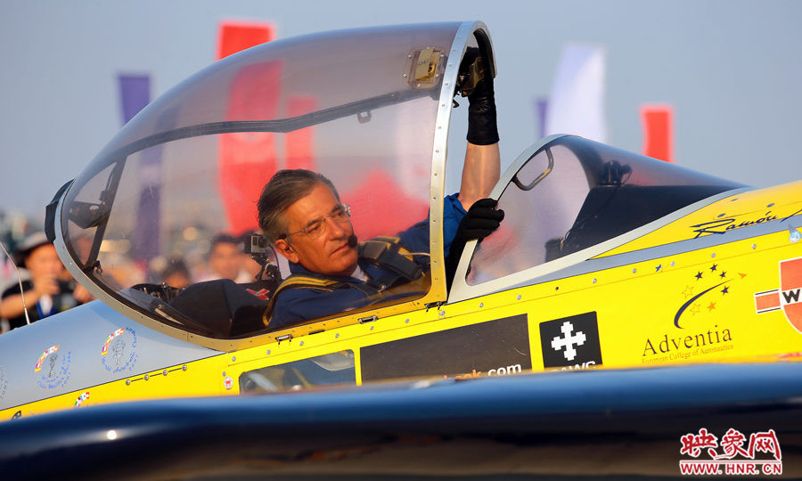 2015鄭州航展現場“仙女下凡” 觀眾直呼太贊了 2015鄭州航展現場“仙女下凡” 觀眾直呼太贊了