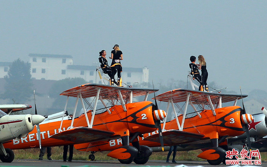 2015鄭州航展現場“仙女下凡” 觀眾直呼太贊了 2015鄭州航展現場“仙女下凡” 觀眾直呼太贊了