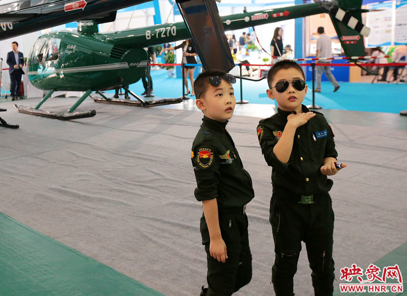 2015鄭州航展現場“仙女下凡” 觀眾直呼太贊了 2015鄭州航展現場“仙女下凡” 觀眾直呼太贊了