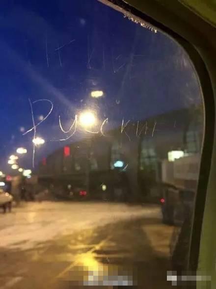 乘客在飛機舷窗上刻字 將“到此一游”