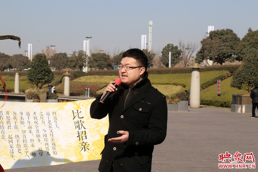 多位在鄭東新區(qū)CBD如意湖附近寫字樓上班的單身男性，聞?dòng)嵡皝沓钁?yīng)征。