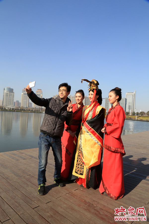 在比歌招親現(xiàn)場(chǎng)，有許多人圍觀拍照。