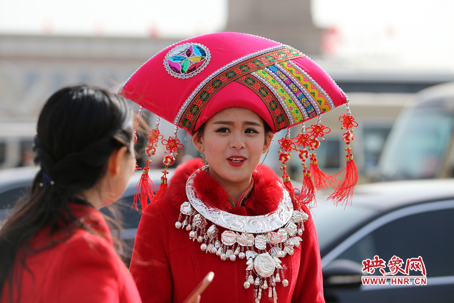 漂亮的頭飾配美女，回頭率相當(dāng)高