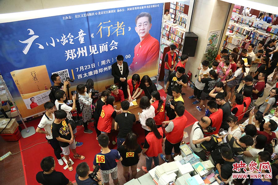 不到三個小時的簽售時間，六小齡童累計簽售自傳2900余冊，創造了鄭州購書中心的歷史記錄.jpg