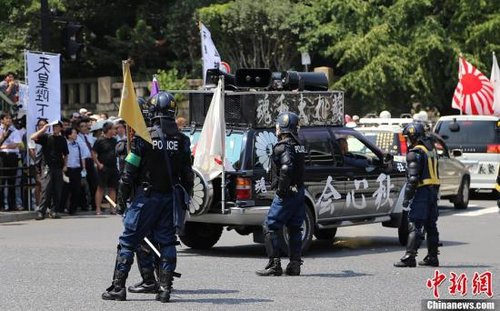 現(xiàn)場10多名日本警察身穿防暴制服，嚴(yán)防右翼份子鬧事。