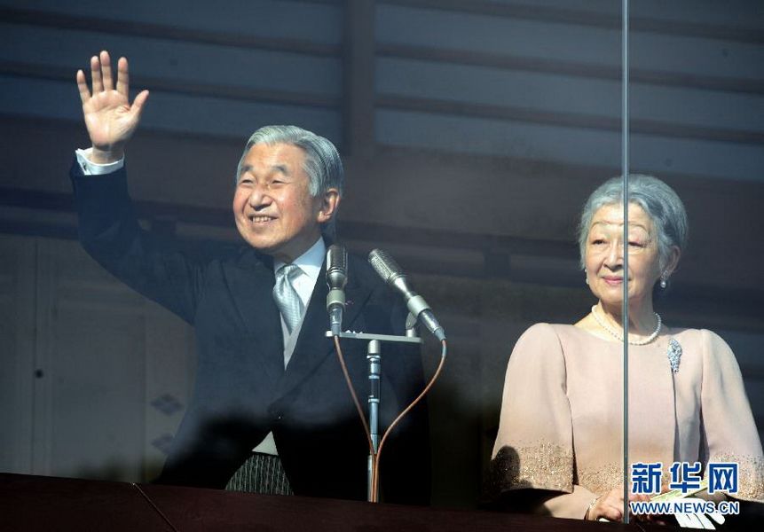 當(dāng)?shù)貢r(shí)間12月23日，在位于日本東京的皇宮，日本明仁天皇向民眾致意。