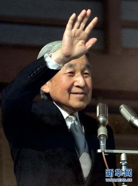 當(dāng)?shù)貢r(shí)間12月23日，在位于日本東京的皇宮，日本明仁天皇向民眾致意。