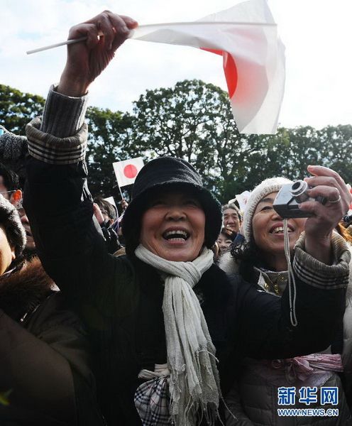 當(dāng)?shù)貢r(shí)間12月23日，在位于日本東京的皇宮，民眾向明仁天皇祝賀生日。
