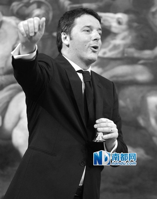 2月22日，在意大利羅馬總理府，新任總理馬泰奧·倫齊搖鈴象征正式行使總理權力。