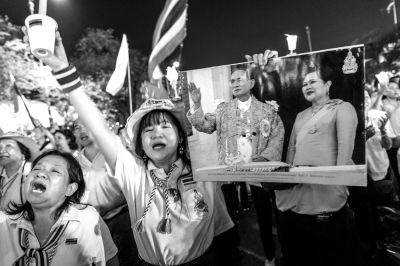 5日，泰國巴蜀府海濱度假勝地華欣，數萬民眾身穿國王的代表色“黃色”T恤，自發上街，口喊“國王萬歲”的口號。