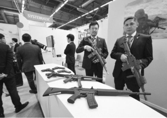 　日本企業在歐洲國際防務展上展示橡膠槍。