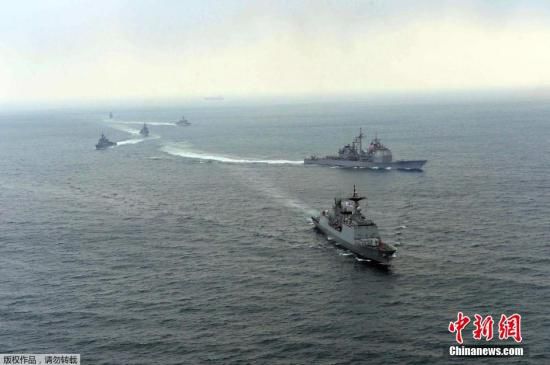資料圖： 2014年3月14日，韓國與美國軍艦參加韓美2014“鷂鷹”聯(lián)合軍演。