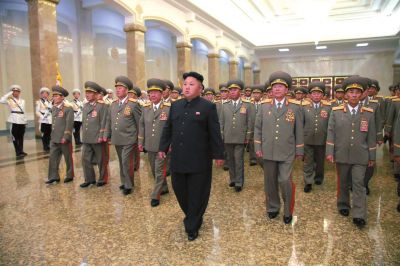 金正恩率領軍隊領導人等前往平壤錦繡山太陽宮瞻仰了金日成、金正日的遺容。