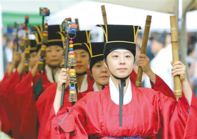 3日，韓國首爾，成均館內，民眾穿著傳統服飾跳舞迎接中秋。中秋和春節一樣，是韓國最重要的傳統節日。