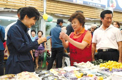 5日，韓國首爾，韓國總統樸槿惠在中秋前視察市場，購買過節食品。