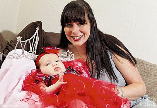 柯林斯在女兒盧娜6個月大時，便讓女兒參加選美。