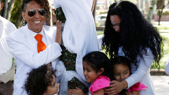 哥倫比亞一男子與樹結婚 倡導環境保護(組圖)