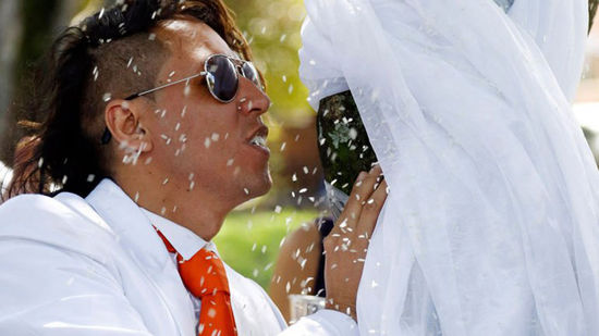 哥倫比亞一男子與樹結婚 倡導環境保護(組圖)