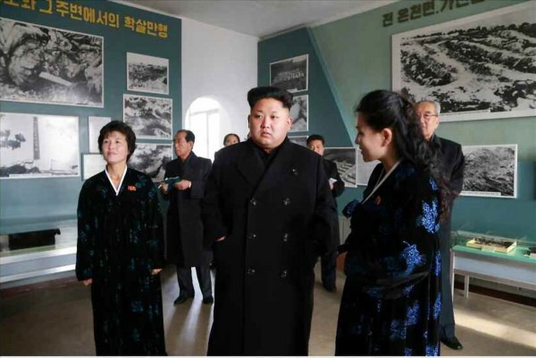 當地時間2014年11月25日，據朝鮮《勞動新聞》報道，朝鮮領導人金正恩和妹妹金與正一起視察朝鮮反美