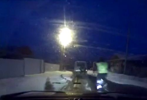 警車追逐中仍未追上可疑汽車，此時令人震驚的一幕出現，一名警察從警車中跳出來，向可疑車輛跑去。